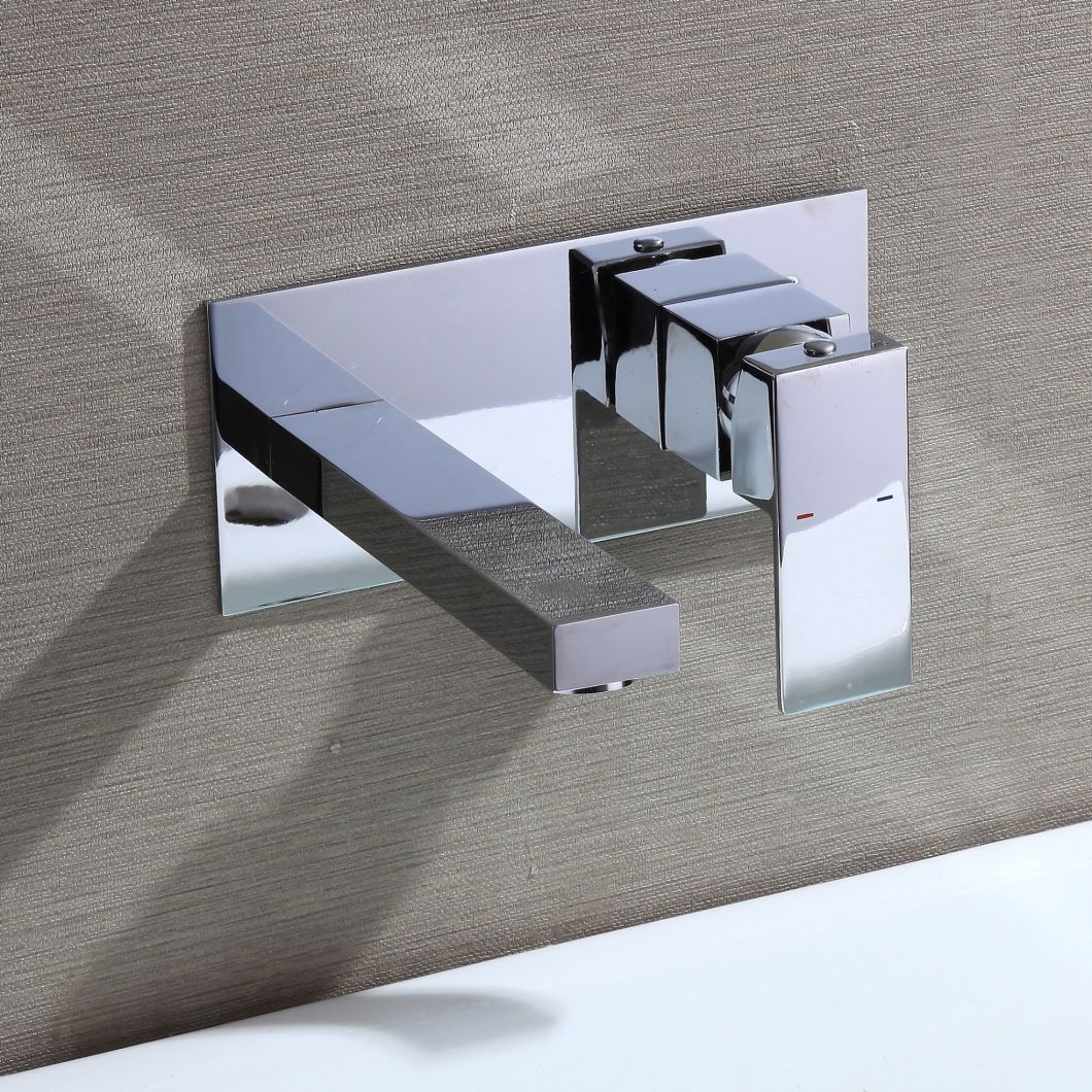 Grifo de ducha de ba&ntilde;o con cascada montado en la pared