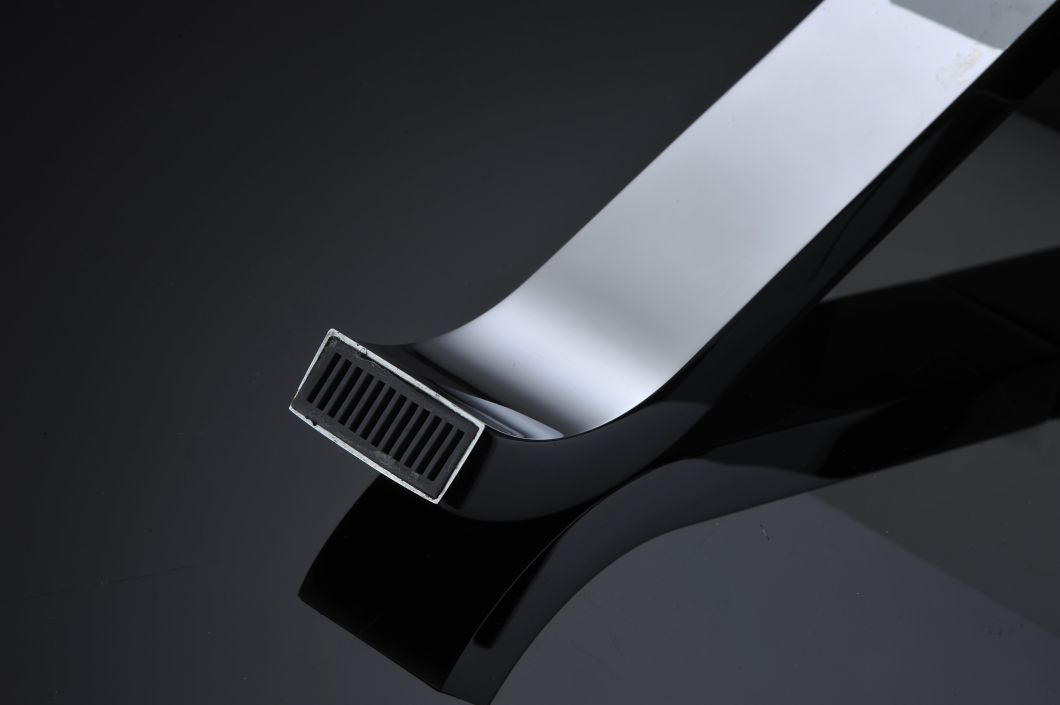 Grifo monomando de lat&oacute;n para ba&ntilde;o montado en la pared