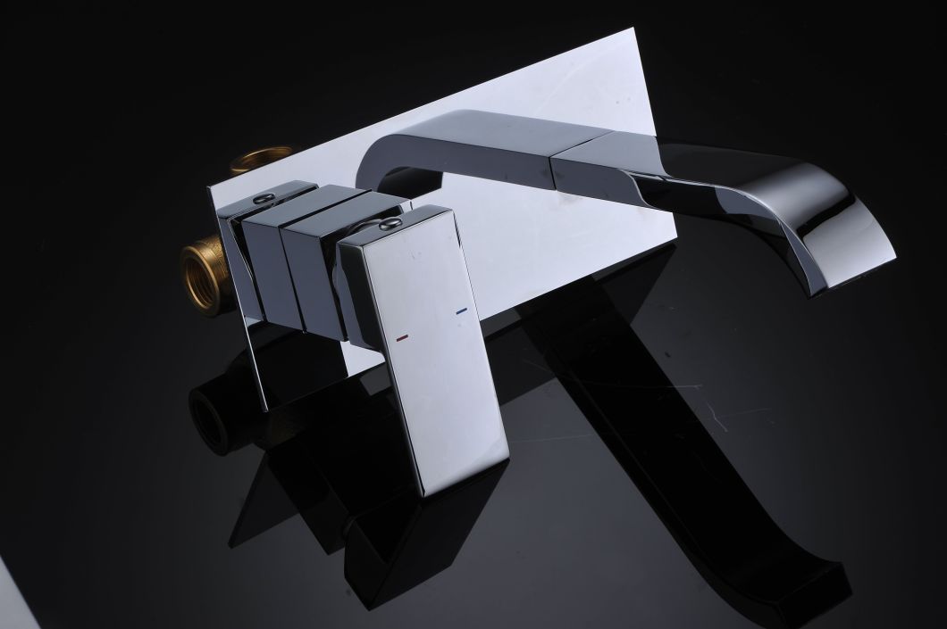 Grifo monomando de lat&oacute;n para ba&ntilde;o montado en la pared