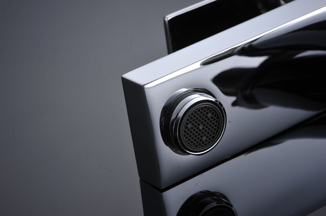 Grifo para grifo de ba&ntilde;o con placa cromada de un solo orificio