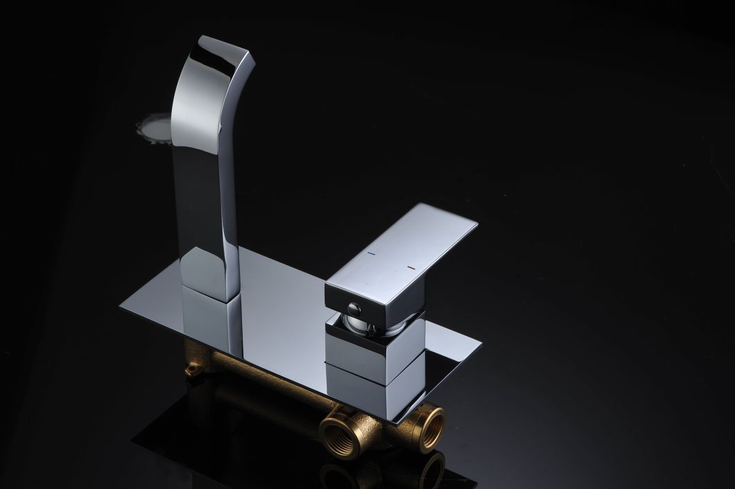 Grifo monomando de lat&oacute;n para ba&ntilde;o montado en la pared