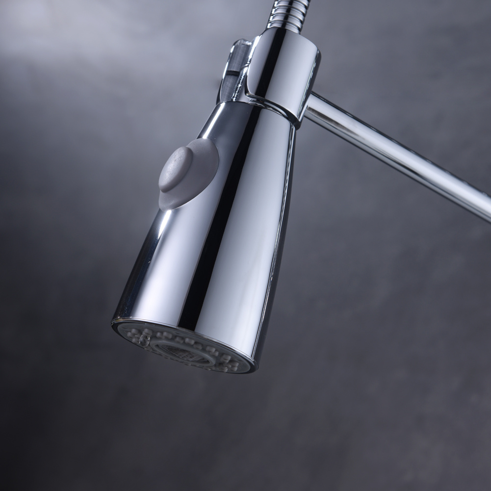 Saque el grifo mezclador de agua en la cocina