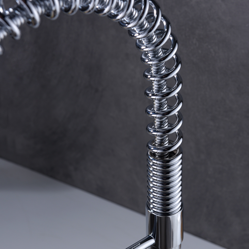 Saque el grifo mezclador de agua en la cocina