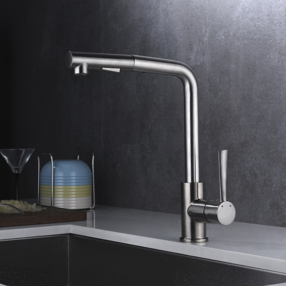 El magnetismo saca los grifos del lavabo del grifo de agua de la cocina