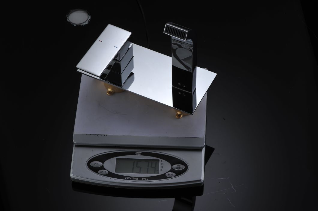 Grifo monomando de lat&oacute;n para ba&ntilde;o montado en la pared