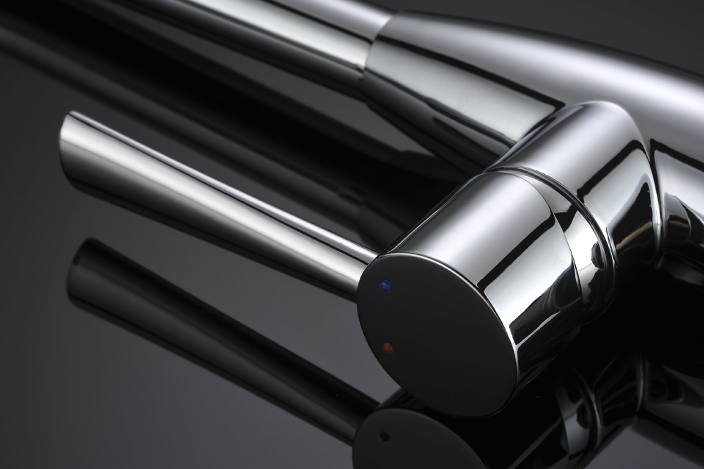 Grifo de grifos de fregadero monomando con un solo orificio y placa cromada brillante