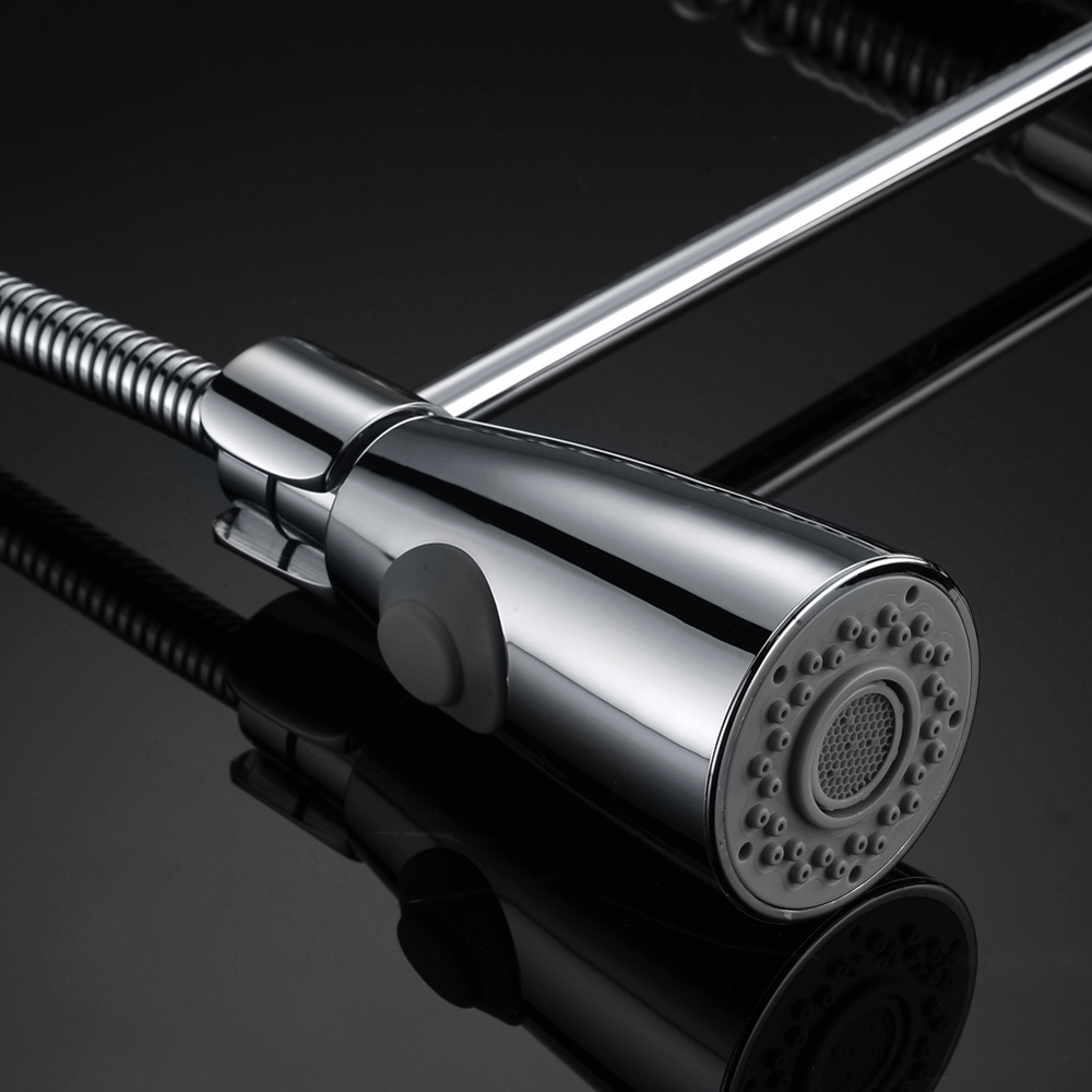 Saque el grifo mezclador de agua en la cocina