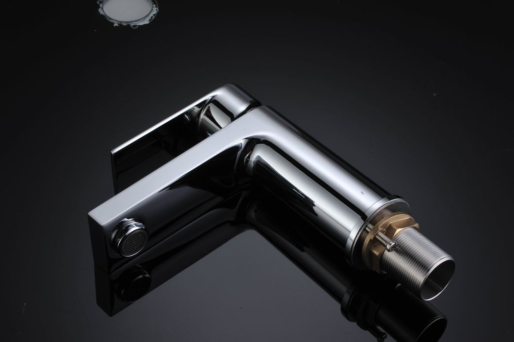 Grifo para grifo de ba&ntilde;o con placa cromada de un solo orificio