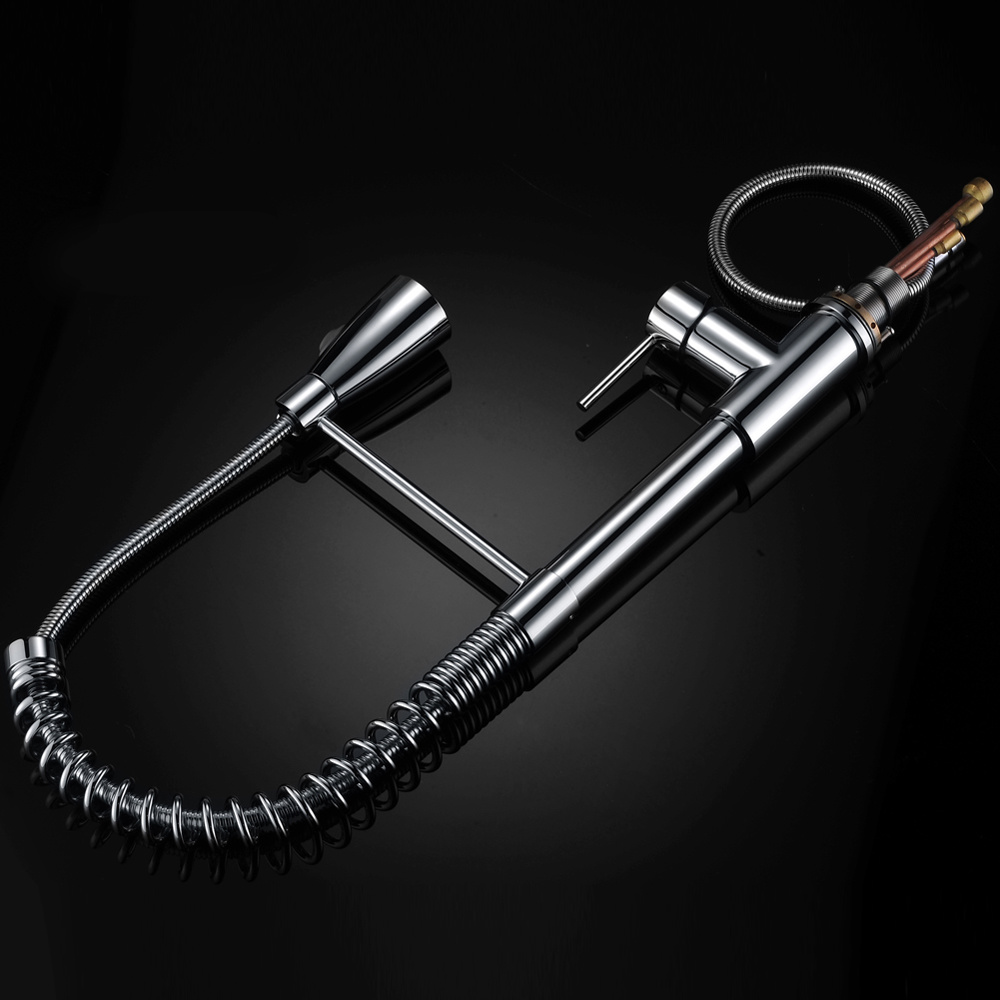 Saque el grifo mezclador de agua en la cocina