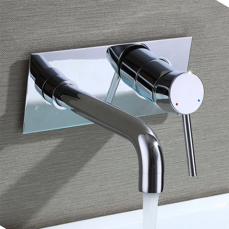 Grifo de ducha de ba&ntilde;o con cascada montado en la pared