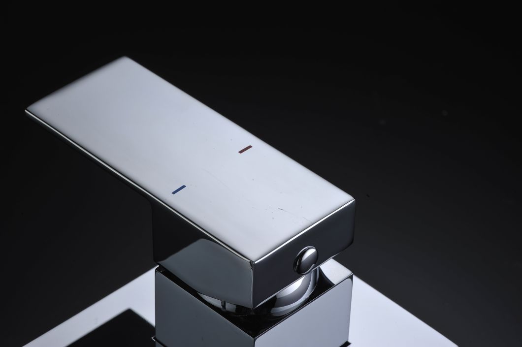 Grifo monomando de lat&oacute;n para ba&ntilde;o montado en la pared