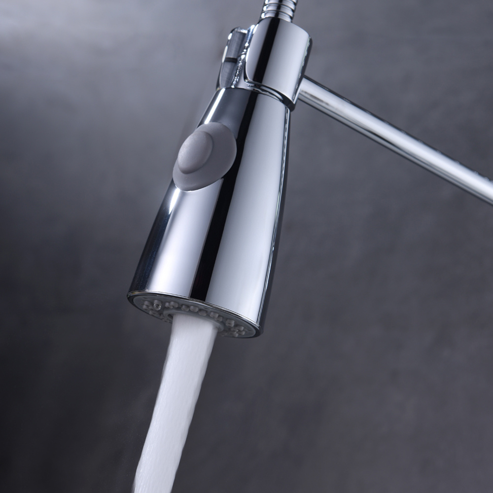 Saque el grifo mezclador de agua en la cocina